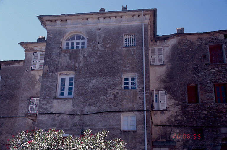 Vue d'ensemble rue haute.