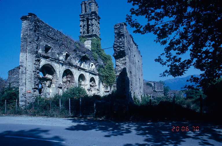 Vue d'ensemble de l'église et du clocher.