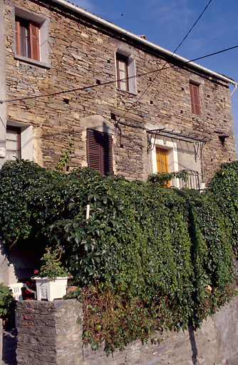 Vue d'ensemble rue basse.