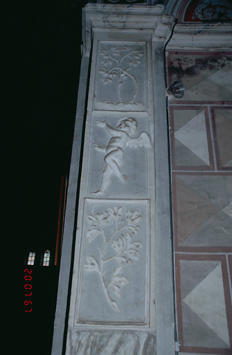 Reliefs du pilastre gauche de la chapelle secondaire de saint Alexandre Sauli.
