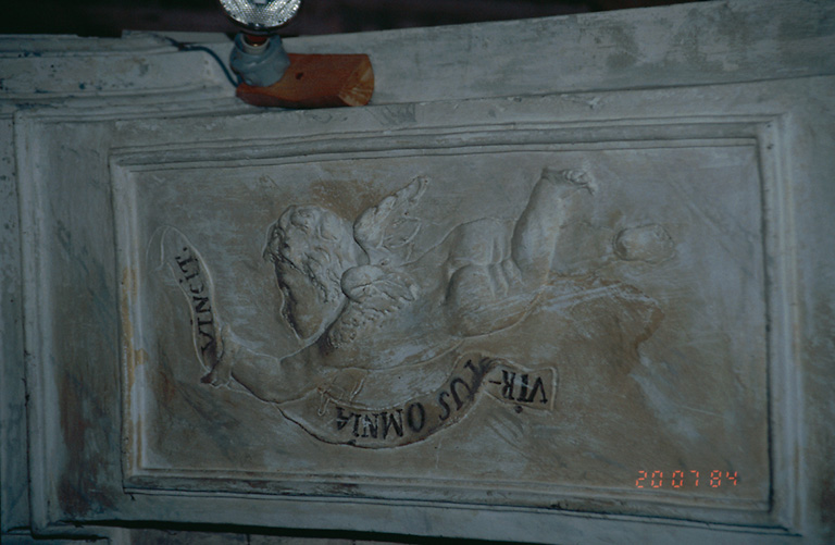 Reliefs du pilastre droit de la chapelle secondaire de l'Immaculée Conception.