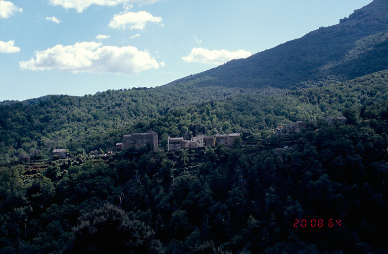 Vue d'ensemble du village depuis le nord.