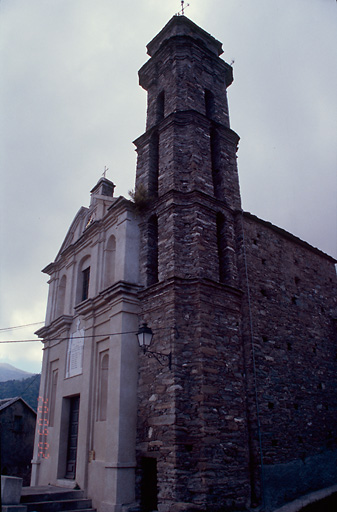 Vue d'ensemble de trois quarts.