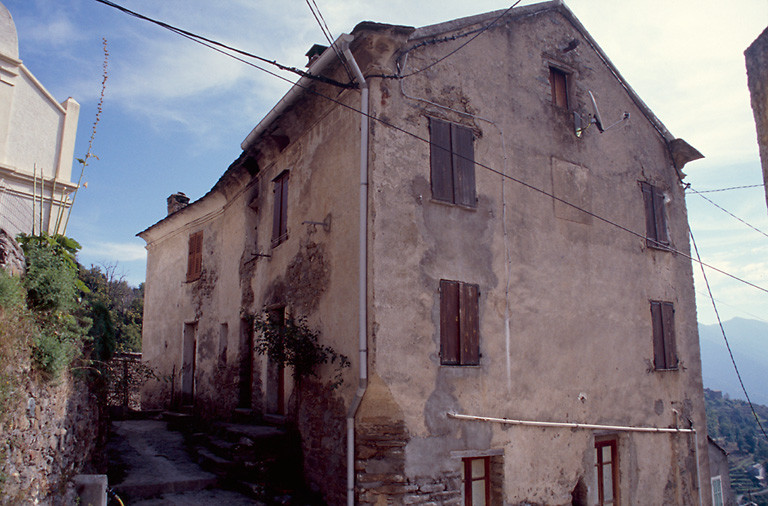 Vue d'ensemble de trois quarts rue haute.