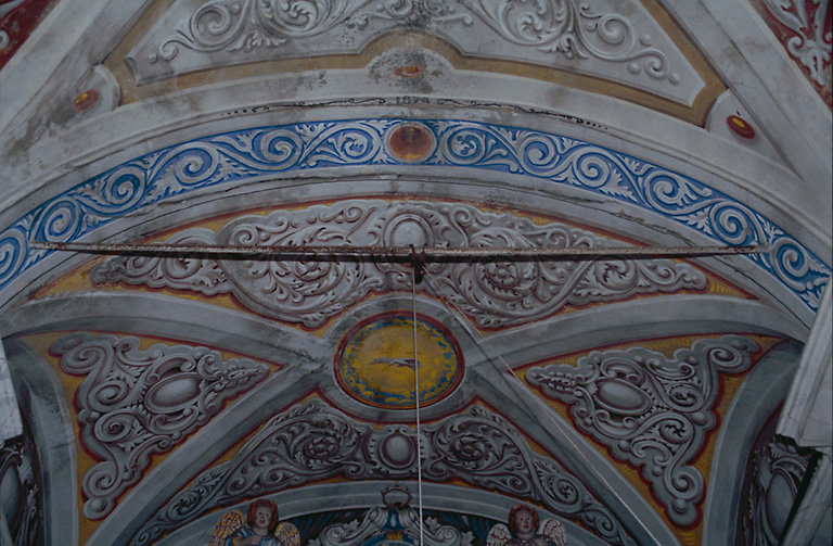Décor peint ornant la voûte couvrant le choeur.