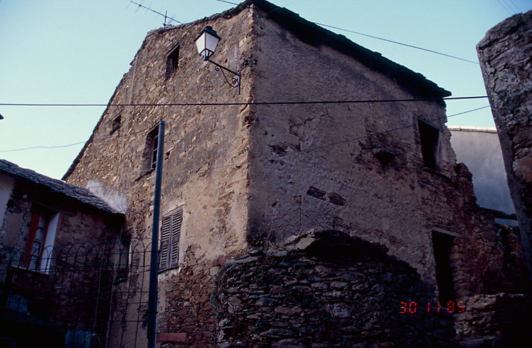 Vue d'ensemble de trois quarts.