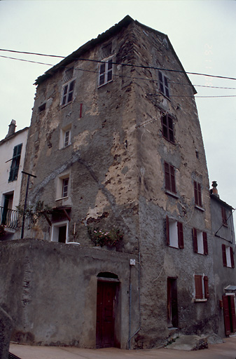 Vue d'ensemble de trois quarts.
