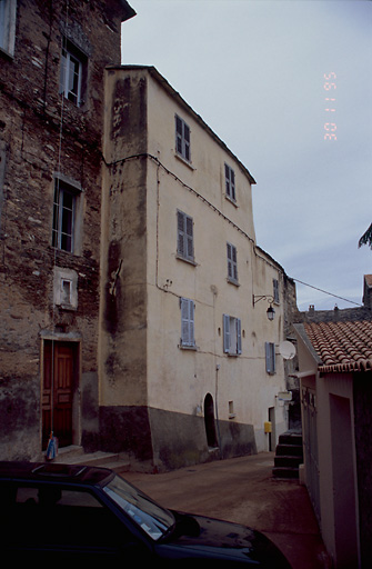 Vue d'ensemble de trois quarts.