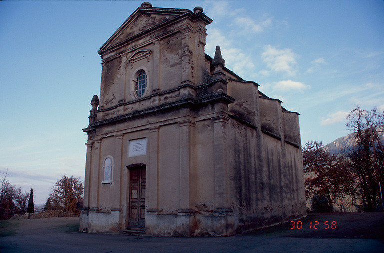 Vue d'ensemble de trois quarts droit.