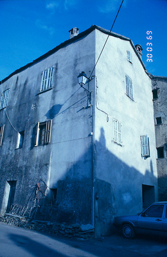 Vue d'ensemble de trois quarts.