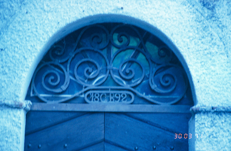 Imposte en fer forgé avec date portée 1892.