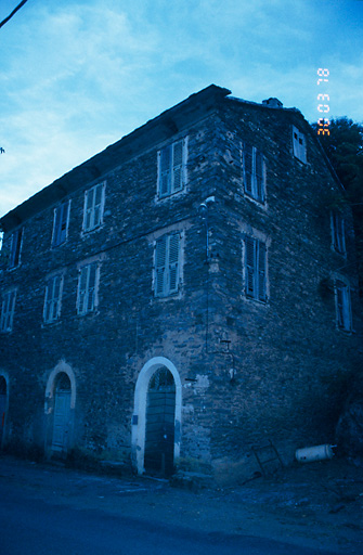 Vue d'ensemble de trois quarts droit.