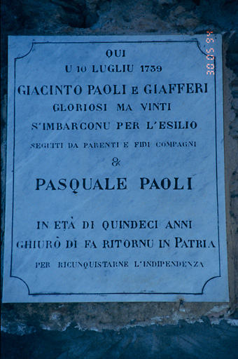 Plaque commémorant le départ en exil de Giacinto Paoli, de son fils Pasquale Paoli et de Giafferi.