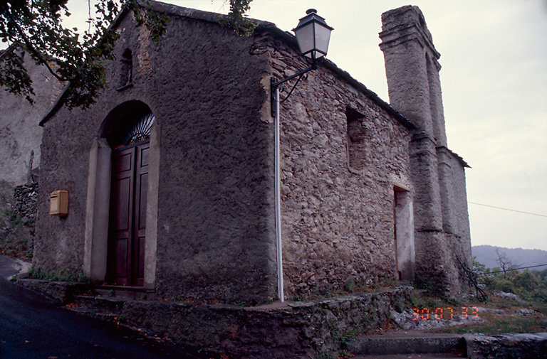 Vue d'ensemble de trois quarts.