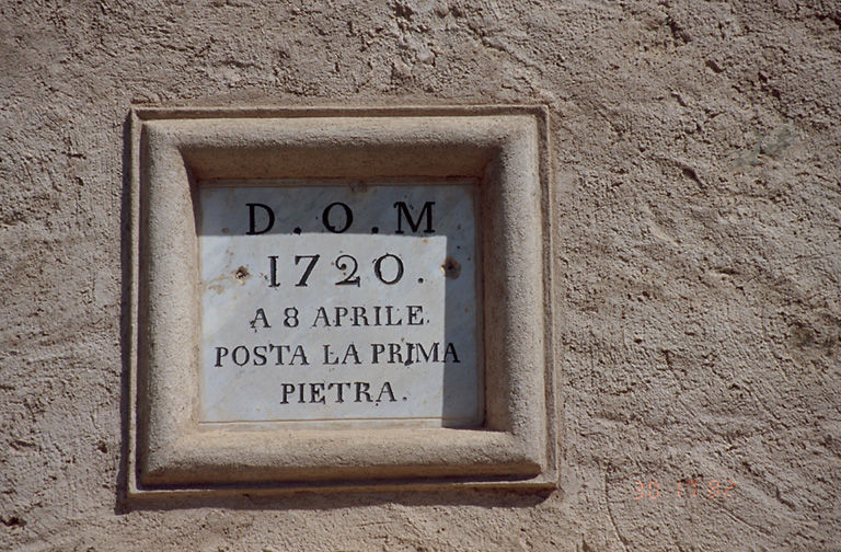 Inscription et date portée figurant sur la tour clocher D. O. M. / 1720 / A 8 APRILE / POSTA LA PRIMA / PIETRA.