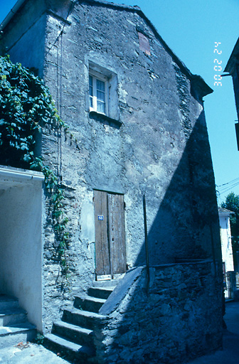 Vue d'ensemble de trois quarts.