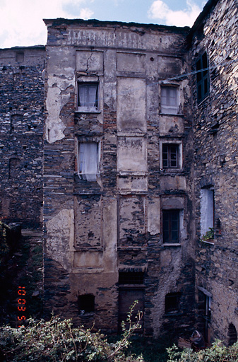 Vue d'ensemble sur cour.