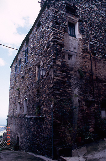 Vue d'ensemble de trois quarts.