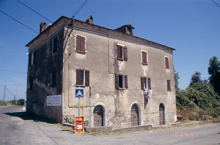 Vue d'ensemble de trois quarts avant gauche.