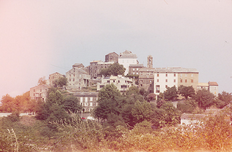 Vue d'ensemble du village depuis l'ouest.