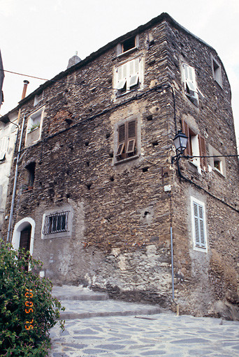 Vue d'ensemble de trois quarts.