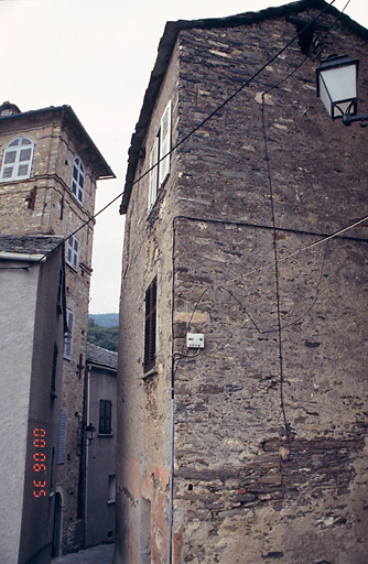 Vue d'ensemble de trois quarts.