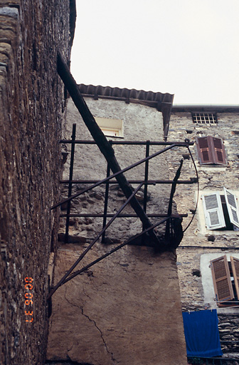 Infrastructure métallique du four à pain en encorbellement.