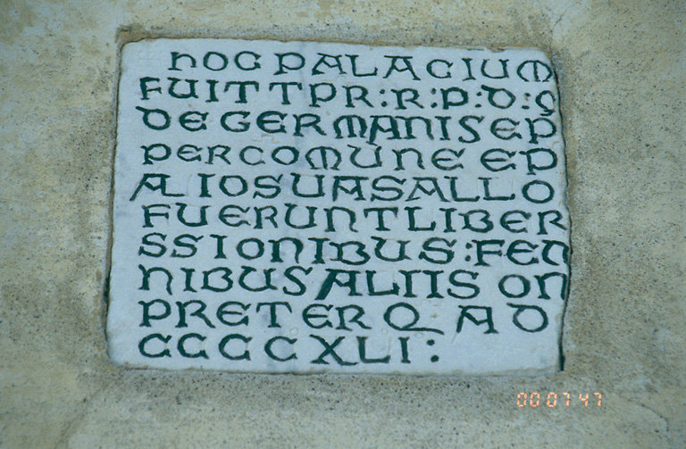 Inscription et date portée 1441 concernant l'ancien palais épiscopal attenant à l'église.