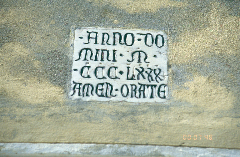 Inscription et date portée 1380.