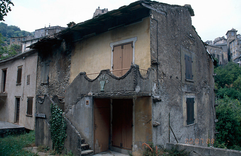 Vue d'ensemble de trois quarts.