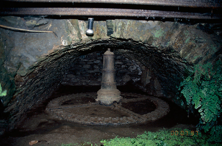 Moulin à huile. Roue hydraulique métallique.