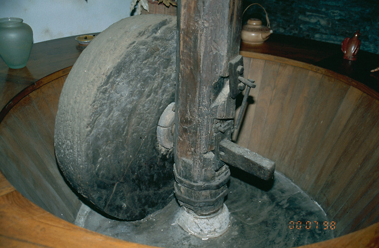 Moulin à huile. Meule sur champs.