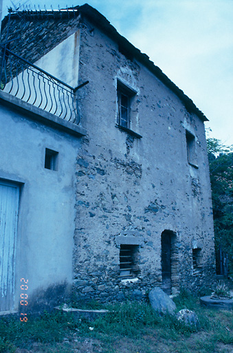 Vue d'ensemble de trois quarts.