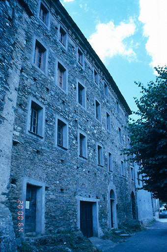 Vue d'ensemble de trois quarts.