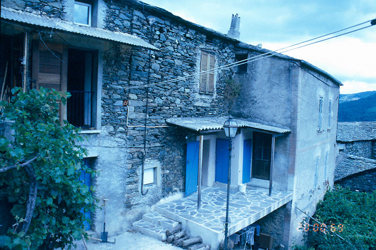 Vue d'ensemble de trois quarts.