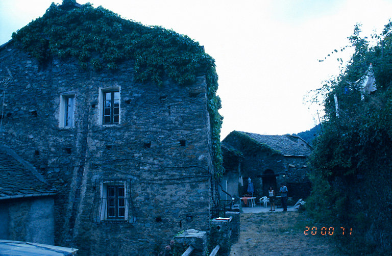 Mur pignon et dépendance.