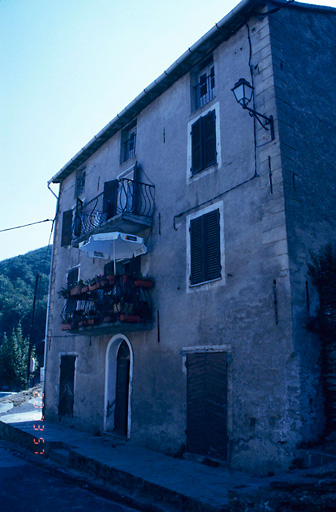 Vue d'ensemble de trois quarts.