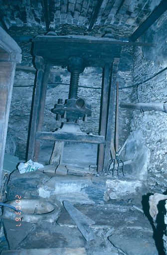 Moulin à huile à manège : presse à vis.