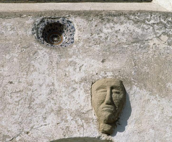 Relief ornant l'élévation antérieure.