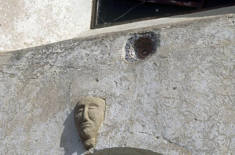 Relief ornant l'élévation antérieure.