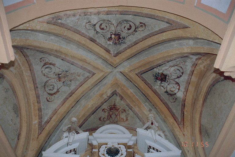 Décor peint ornant la voûte couvrant la chapelle latérale du Rosaire.