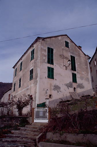 Vue d'ensemble de trois quarts.