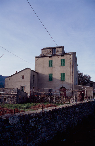 Vue d'ensemble de trois quarts.