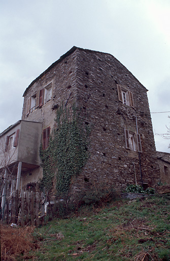 Vue d'ensemble de trois quarts.