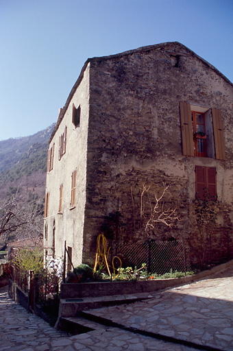 Vue d'ensemble de trois quarts.