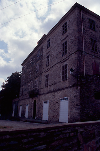 Vue d'ensemble de trois quarts.