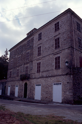 Vue d'ensemble de trois quarts droit.