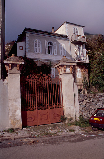 Vue d'ensemble de trois quarts.