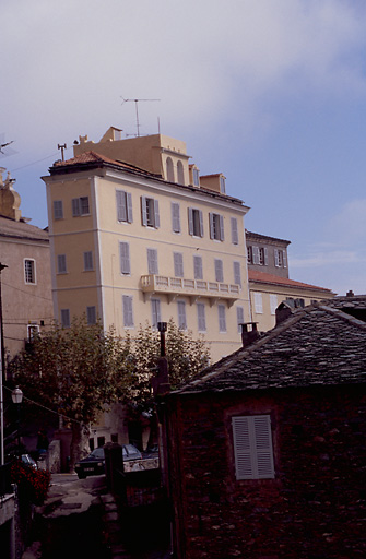 Vue d'ensemble de trois quarts.