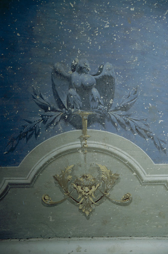 Décor peint ornant le plafond du vestibule.